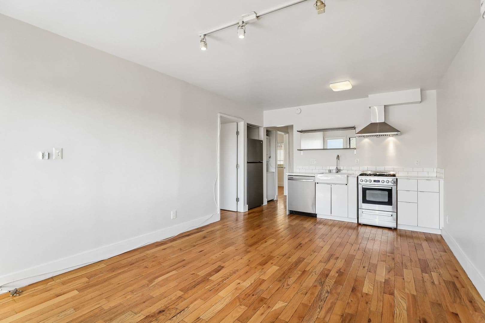 LOS ANGELES Apartment: 832 N. BEAUDRY AVE.