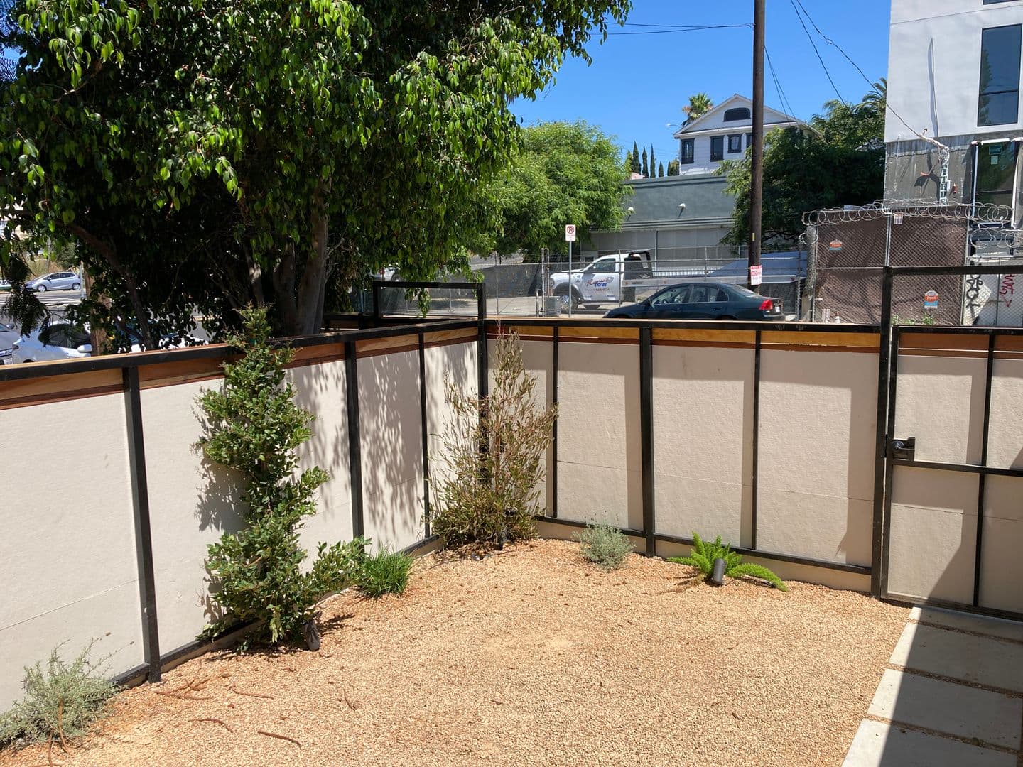 LOS ANGELES Apartment: 1033 N CORONADO ST.