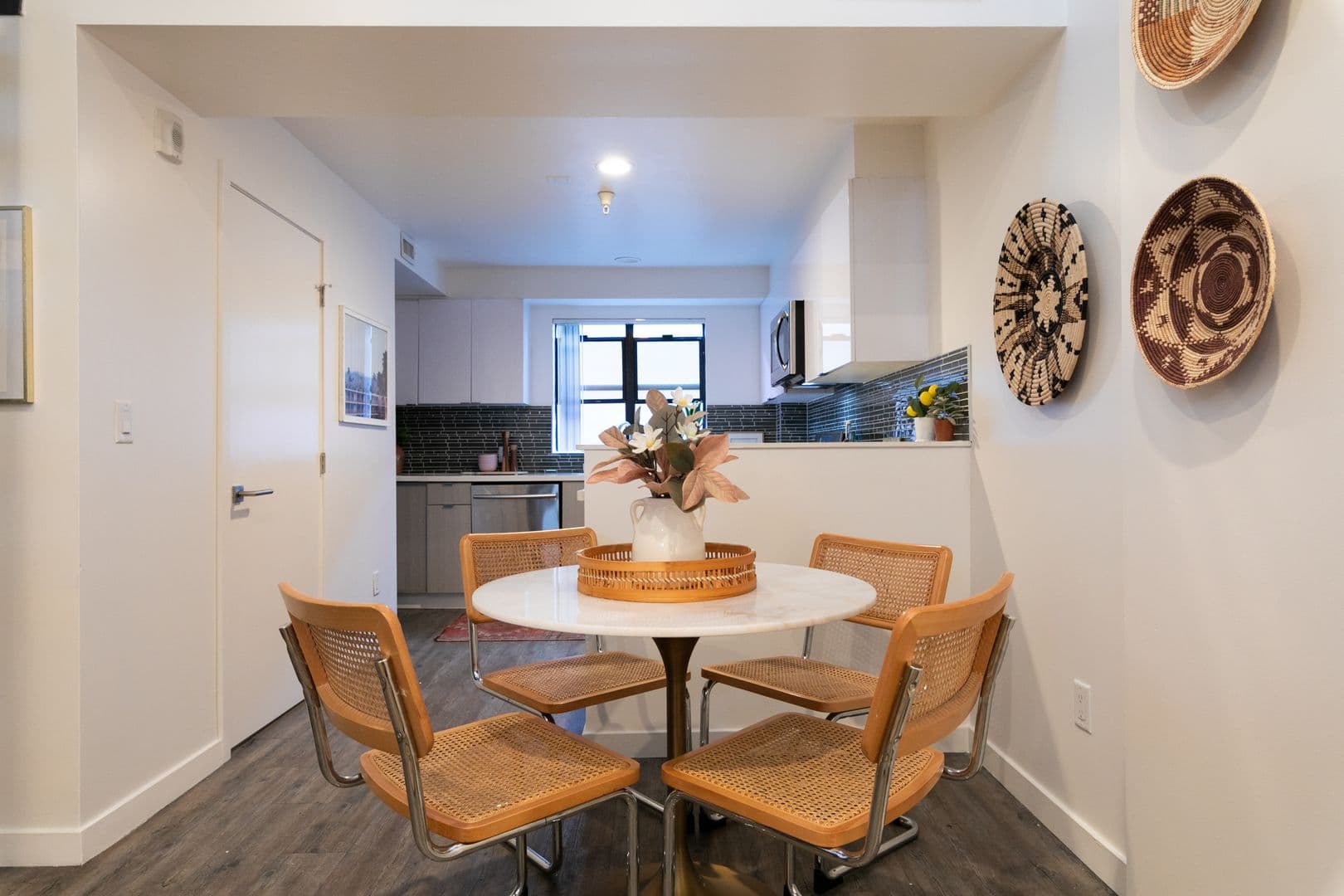 LOS ANGELES Apartment: 753 LILLIAN WAY