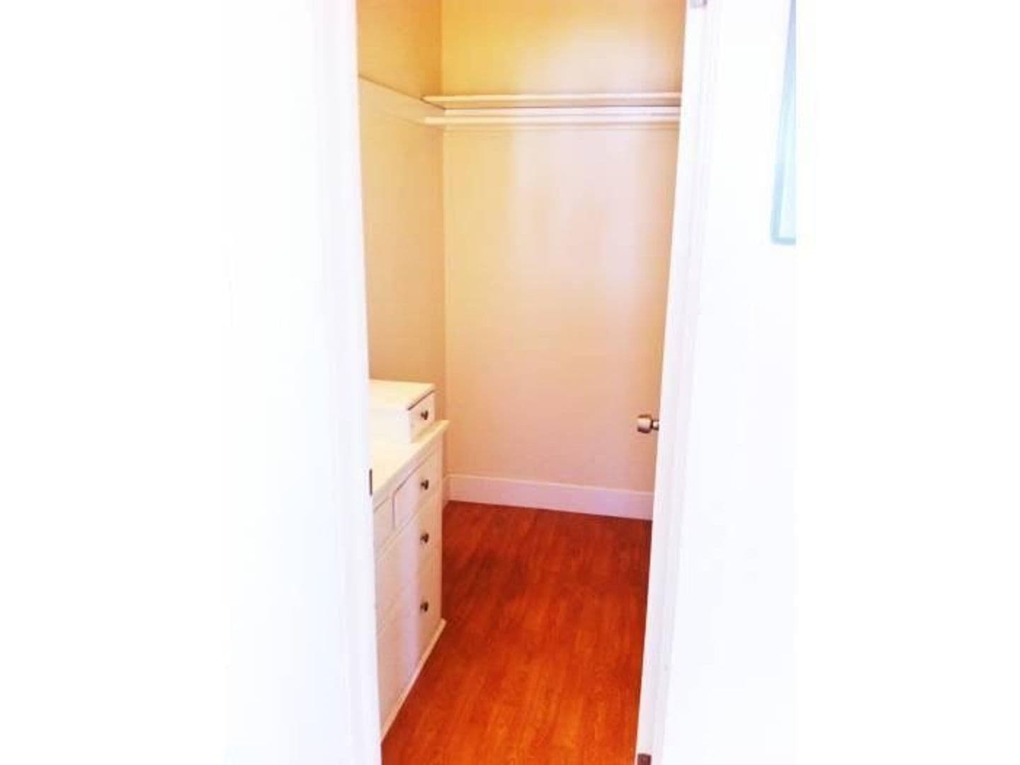 LOS ANGELES Apartment: 117 N. RENO ST