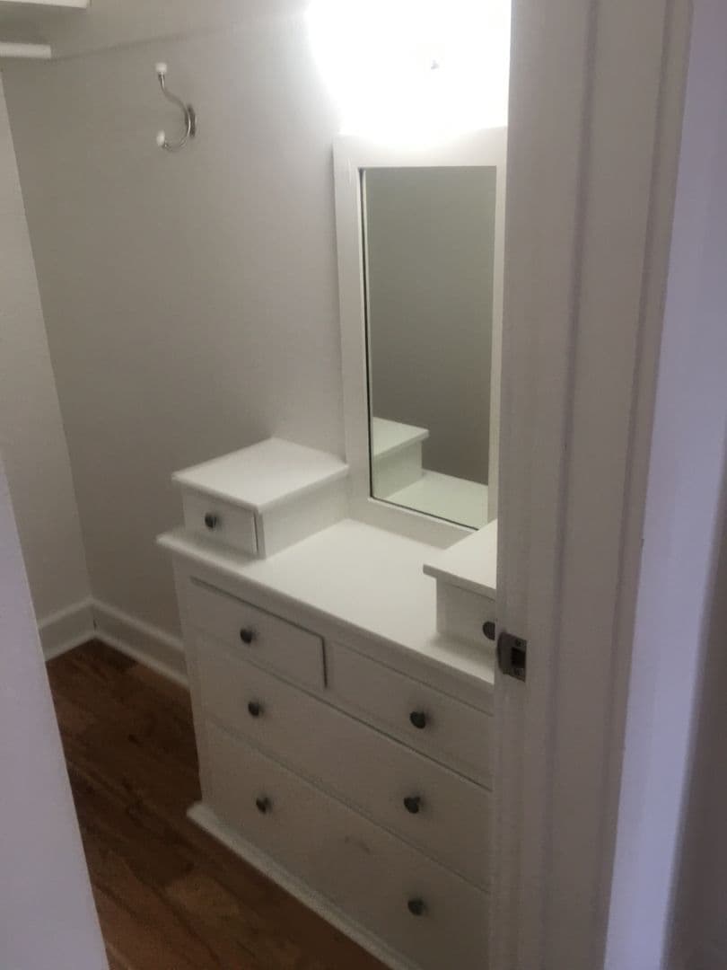 LOS ANGELES Apartment: 117 N. RENO ST