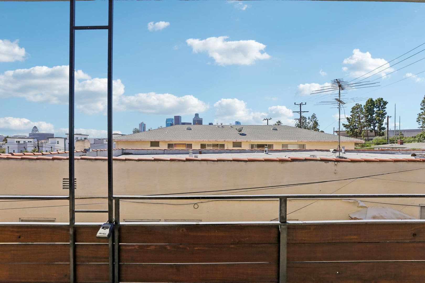 LOS ANGELES Apartment: 832 N. BEAUDRY AVE.