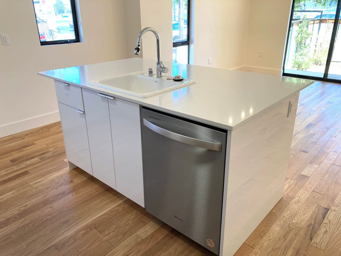 LOS ANGELES Apartment: 1033 N CORONADO ST.