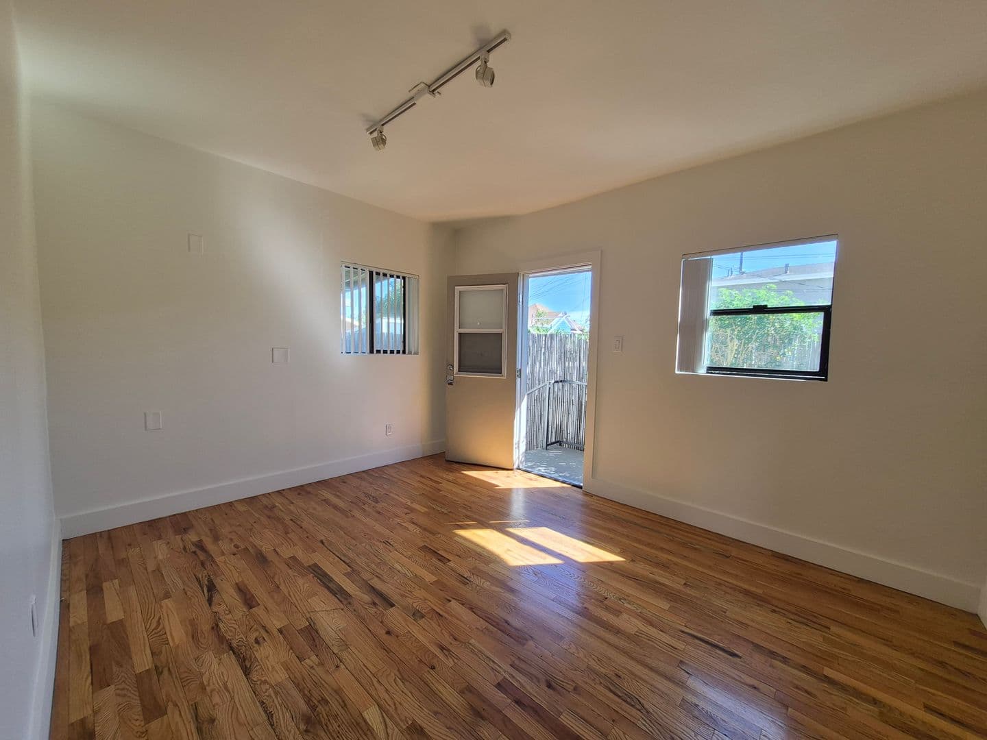 LOS ANGELES Apartment: 252 SOUTH AVENUE 18