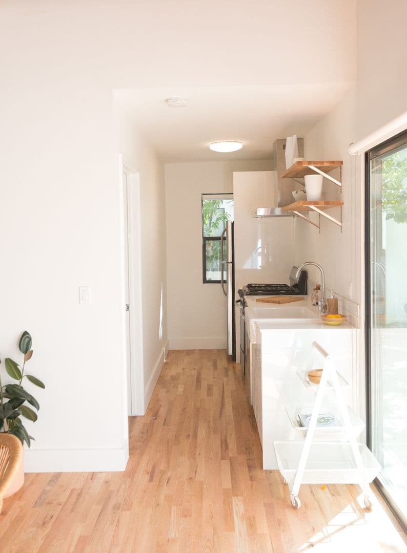 LOS ANGELES Apartment: 251 ROSEMONT AVE