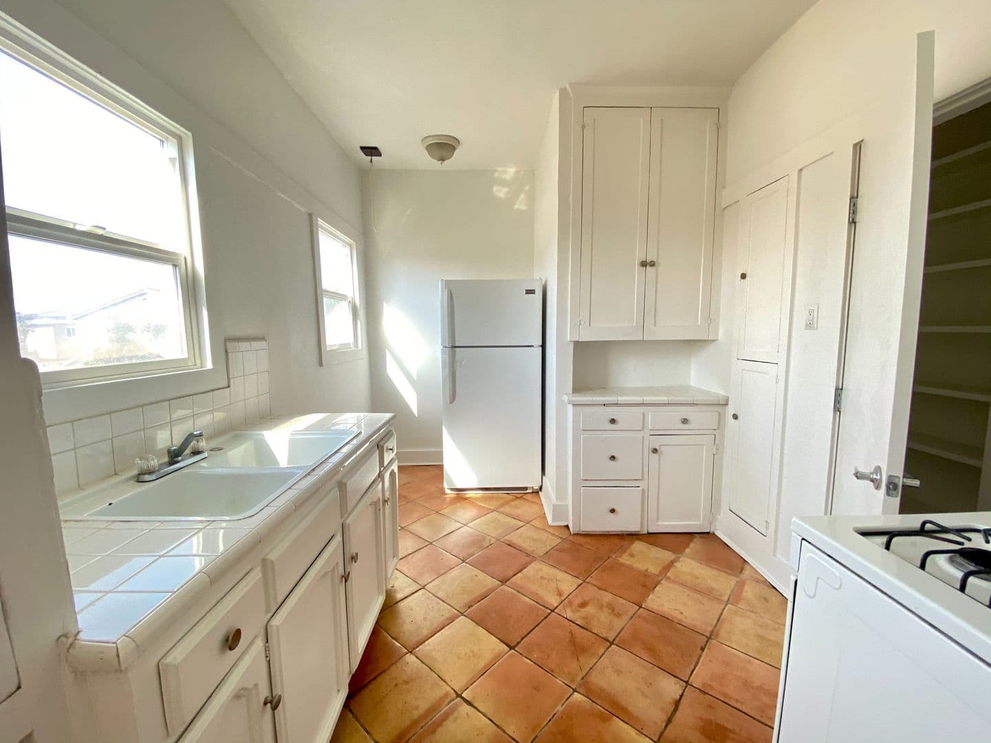 LOS ANGELES Apartment: 4605 PICKFORD ST.