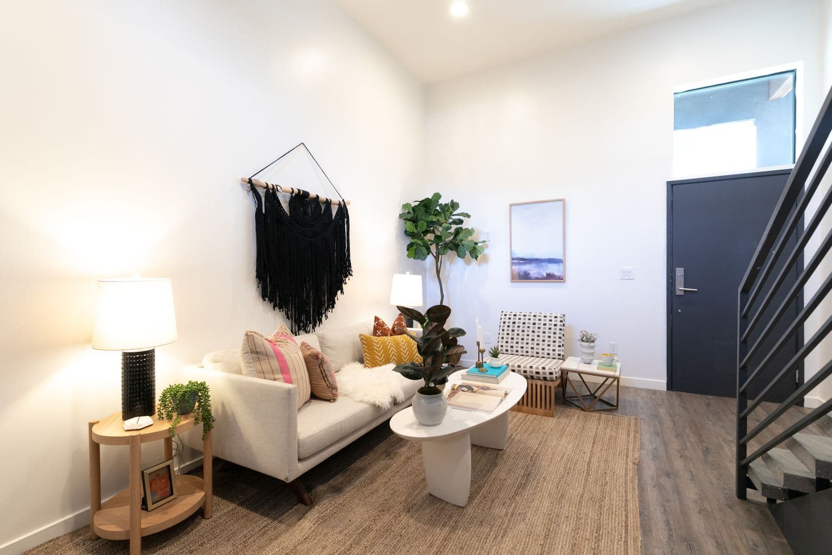 LOS ANGELES Apartment: 753 LILLIAN WAY