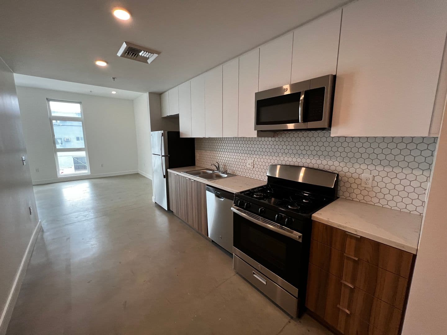 LOS ANGELES Apartment: 152 N RAMPART