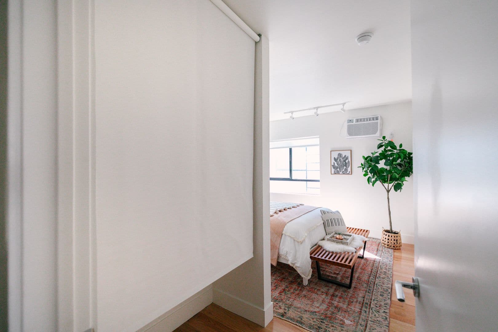 LOS ANGELES Apartment: 513 N HELIOTROPE DR