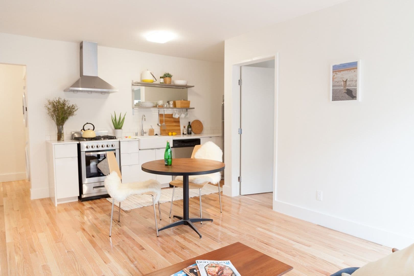 LOS ANGELES Apartment: 832 N. BEAUDRY AVE.