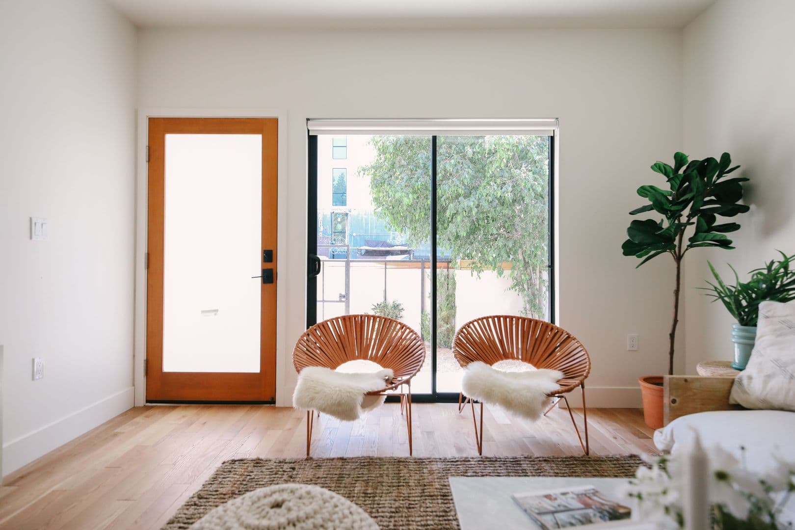 LOS ANGELES Apartment: 1033 N CORONADO ST.