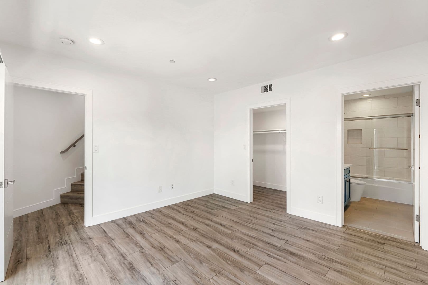 LOS ANGELES Apartment: 2414 S WEST VIEW ST