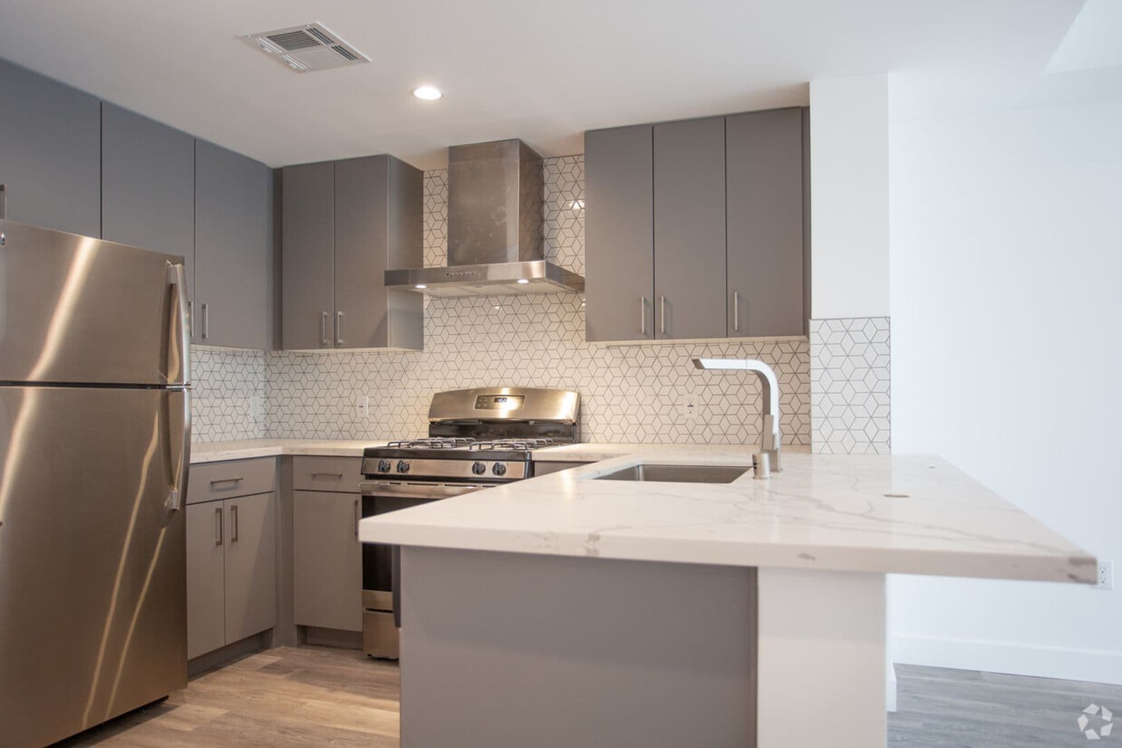 LOS ANGELES Apartment: 5012 S. SLAUSON AVENUE