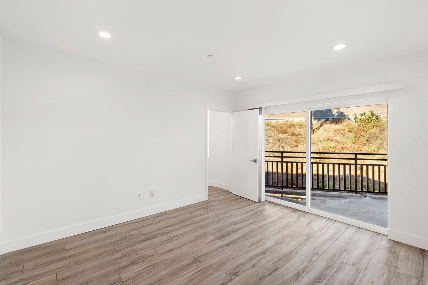 LOS ANGELES Apartment: 2414 S WEST VIEW ST