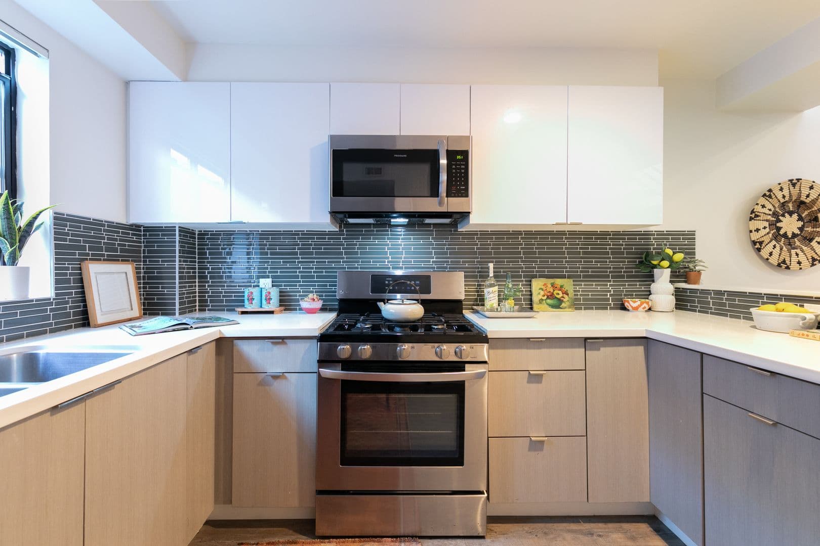 LOS ANGELES Apartment: 753 LILLIAN WAY