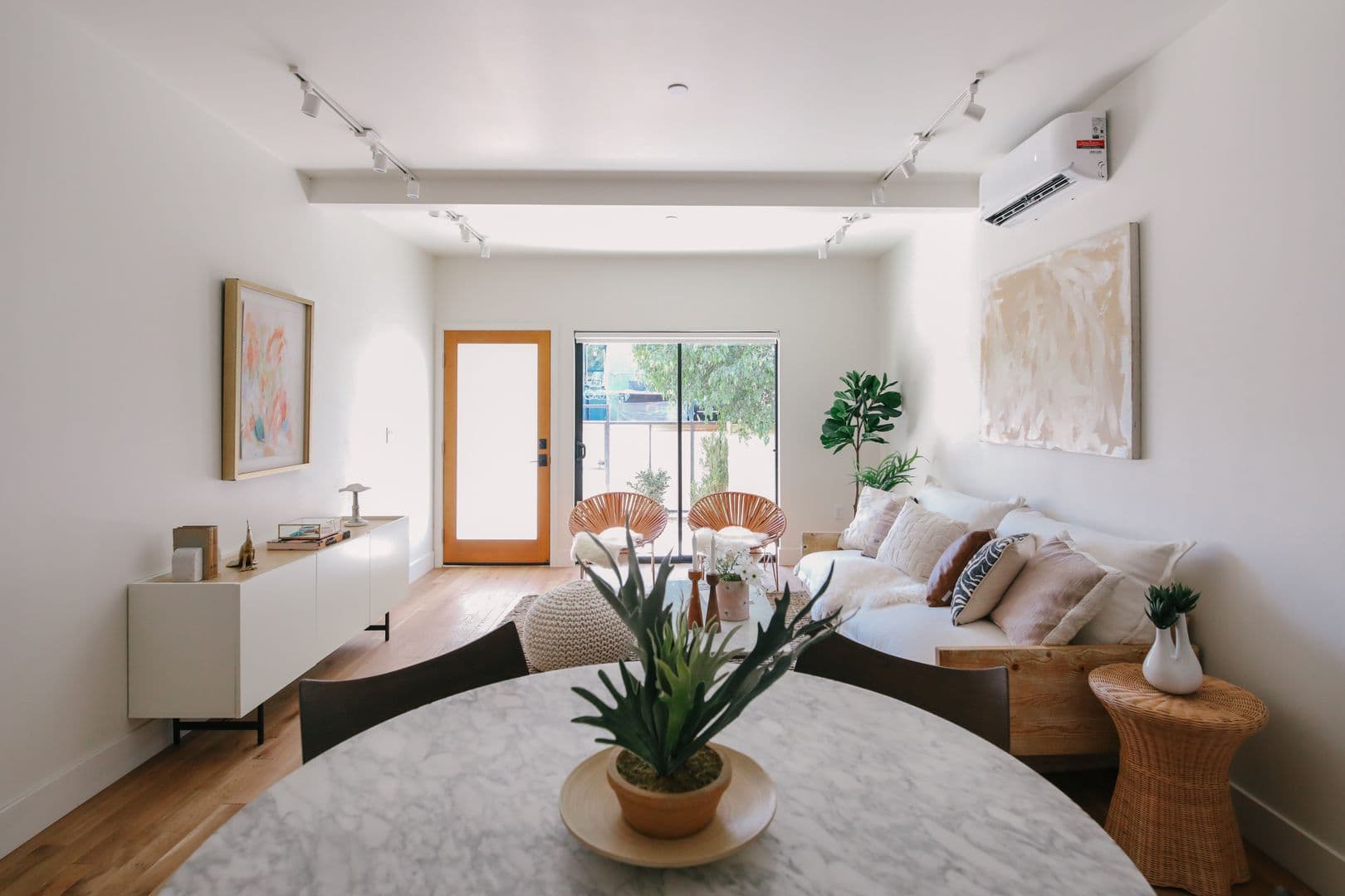 LOS ANGELES Apartment: 1033 N CORONADO ST.