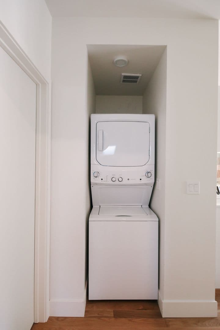 LOS ANGELES Apartment: 1033 N CORONADO ST.