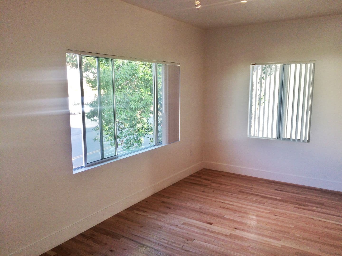 LOS ANGELES Apartment: 865 N. HOOVER ST.