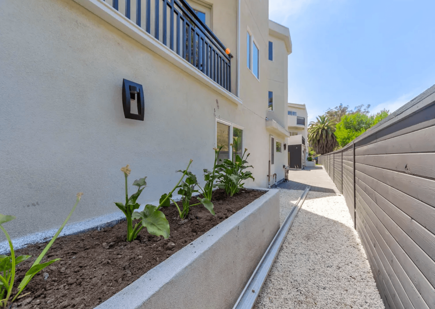 LOS ANGELES Apartment: 2414 S WEST VIEW ST