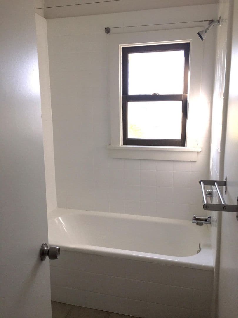 LOS ANGELES Apartment: 117 N. RENO ST