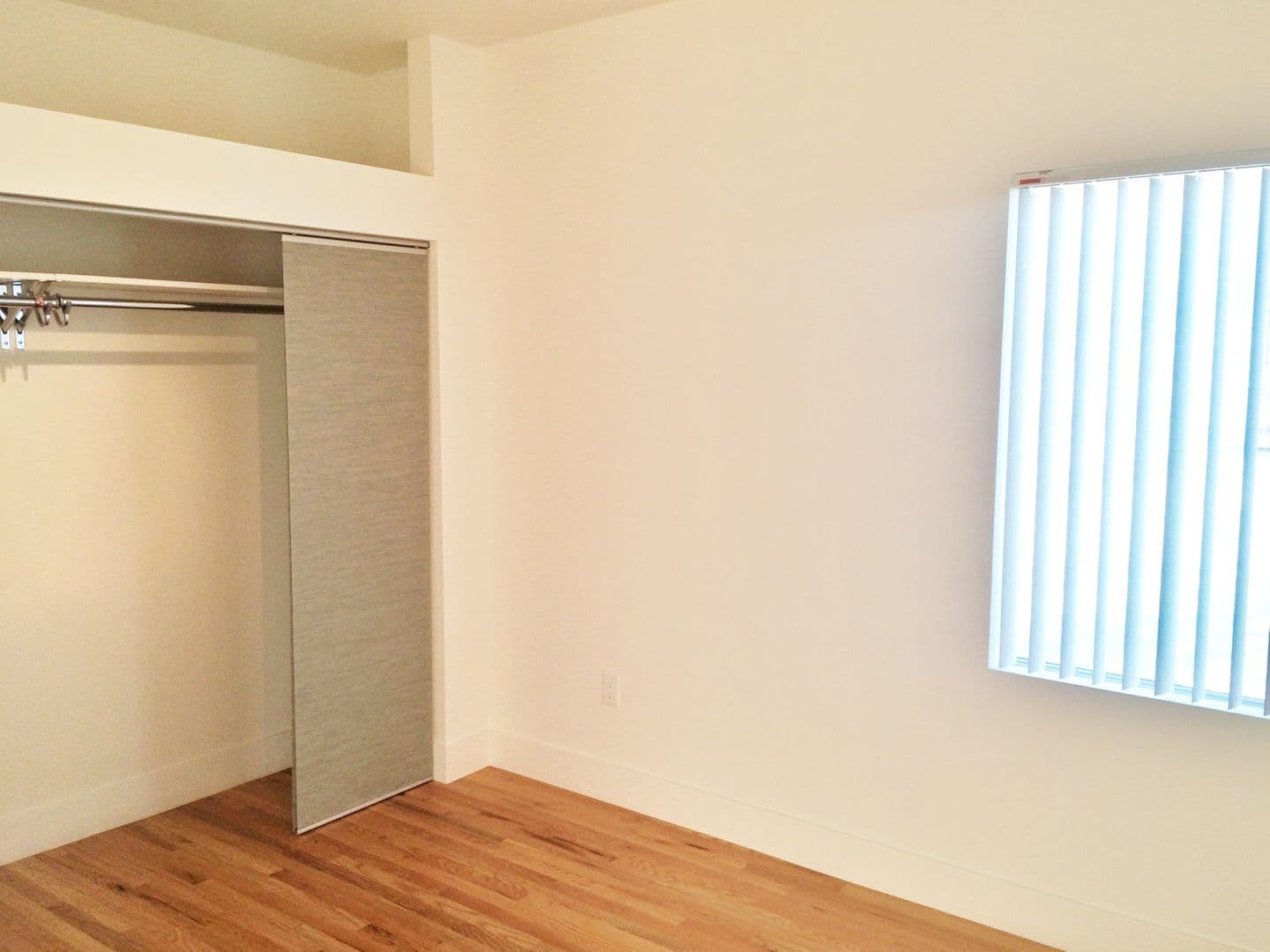 LOS ANGELES Apartment: 865 N. HOOVER ST.