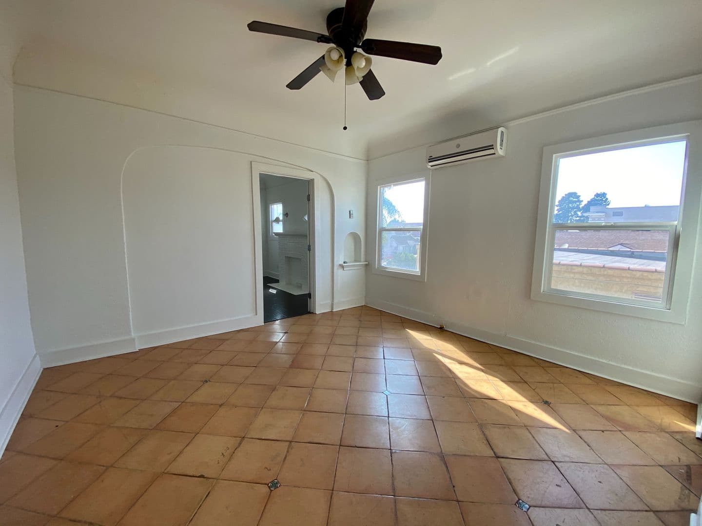 LOS ANGELES Apartment: 4605 PICKFORD ST.