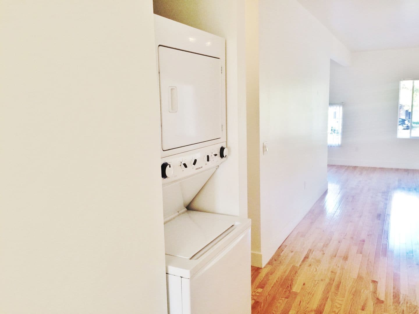 LOS ANGELES Apartment: 865 N. HOOVER ST.