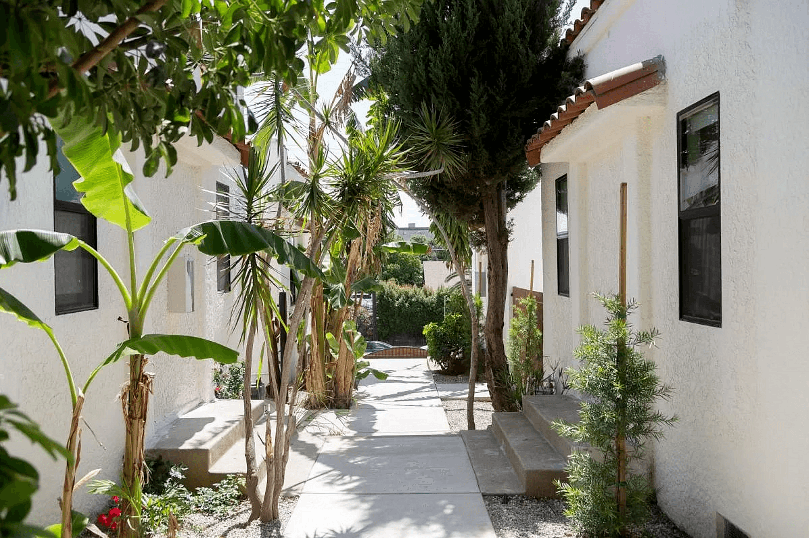 LOS ANGELES Apartment: 251 ROSEMONT AVE