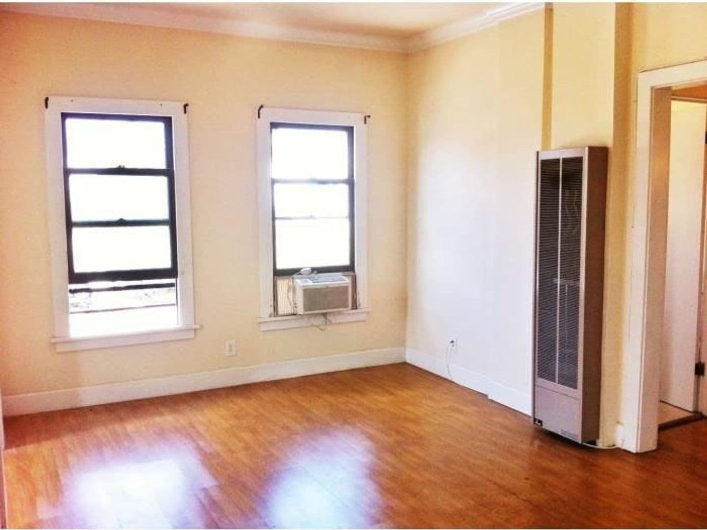 LOS ANGELES Apartment: 117 N. RENO ST