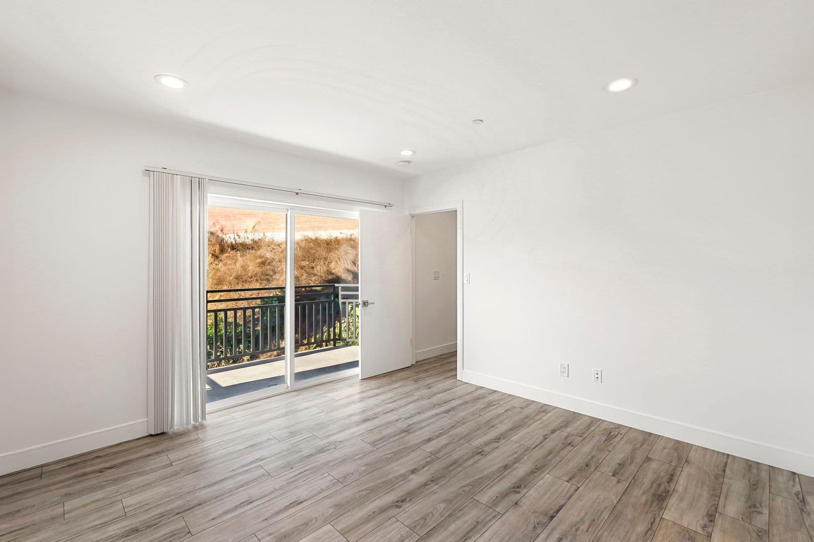 LOS ANGELES Apartment: 2414 S WEST VIEW ST