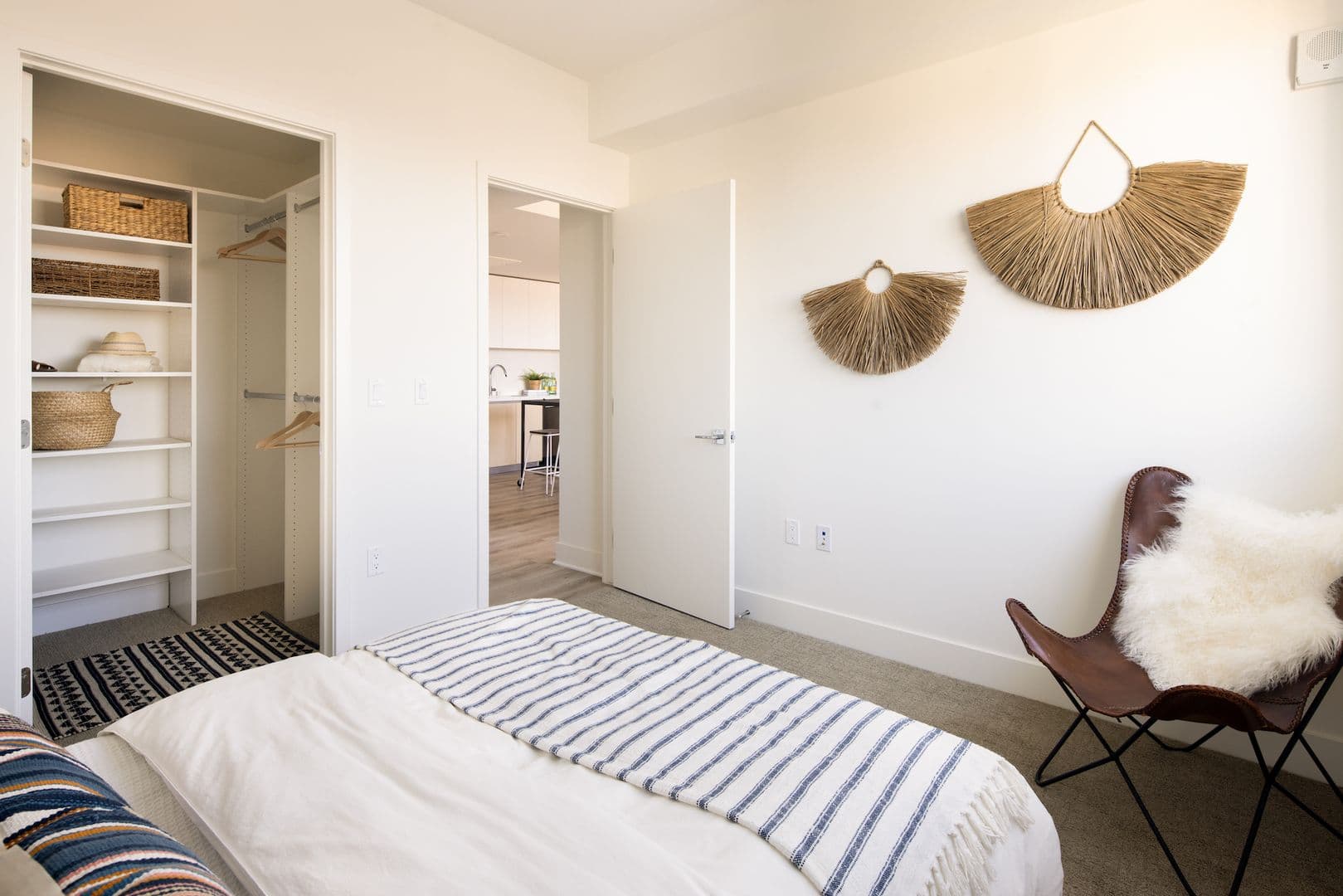 LOS ANGELES Apartment: 139 S. OCCIDENTAL BLVD