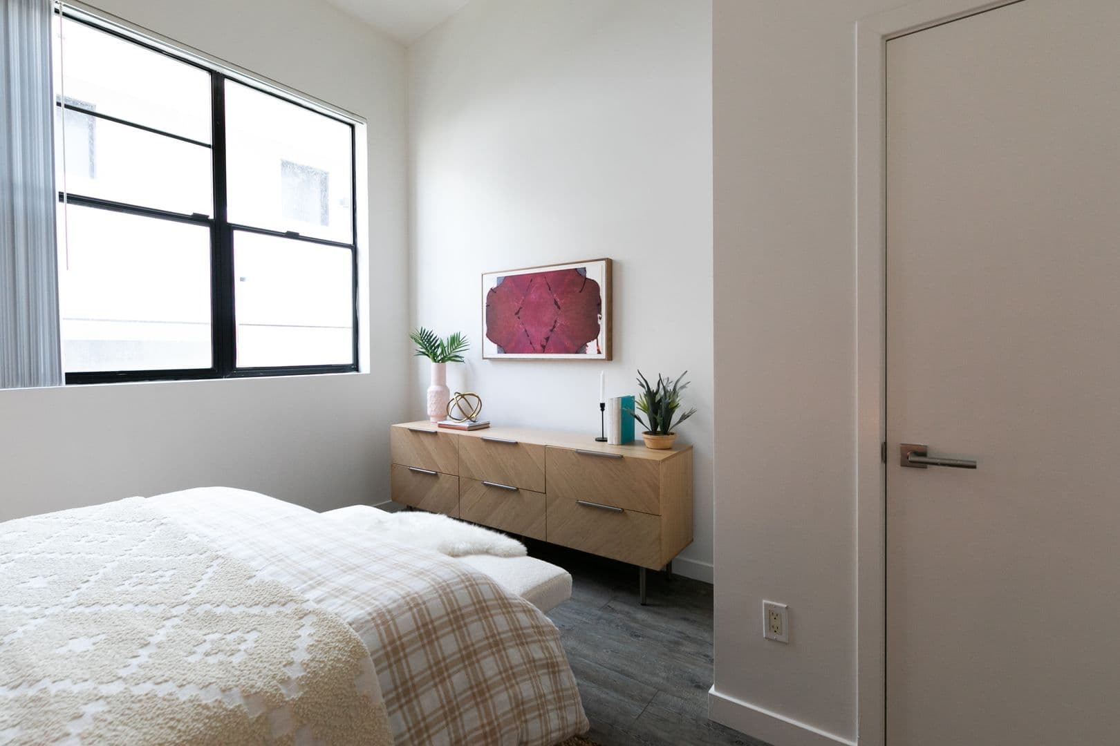 LOS ANGELES Apartment: 753 LILLIAN WAY