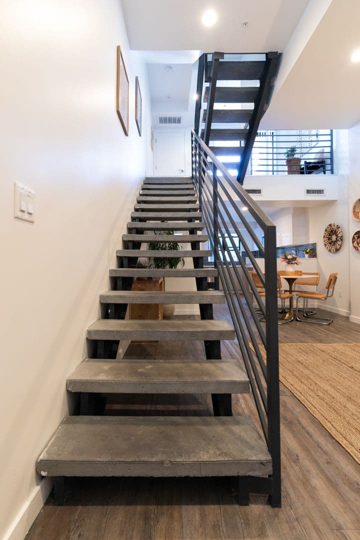 LOS ANGELES Apartment: 753 LILLIAN WAY