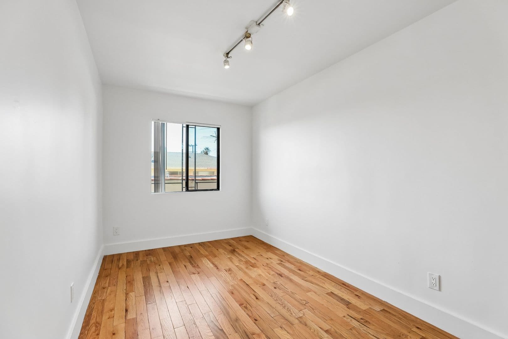 LOS ANGELES Apartment: 832 N. BEAUDRY AVE.