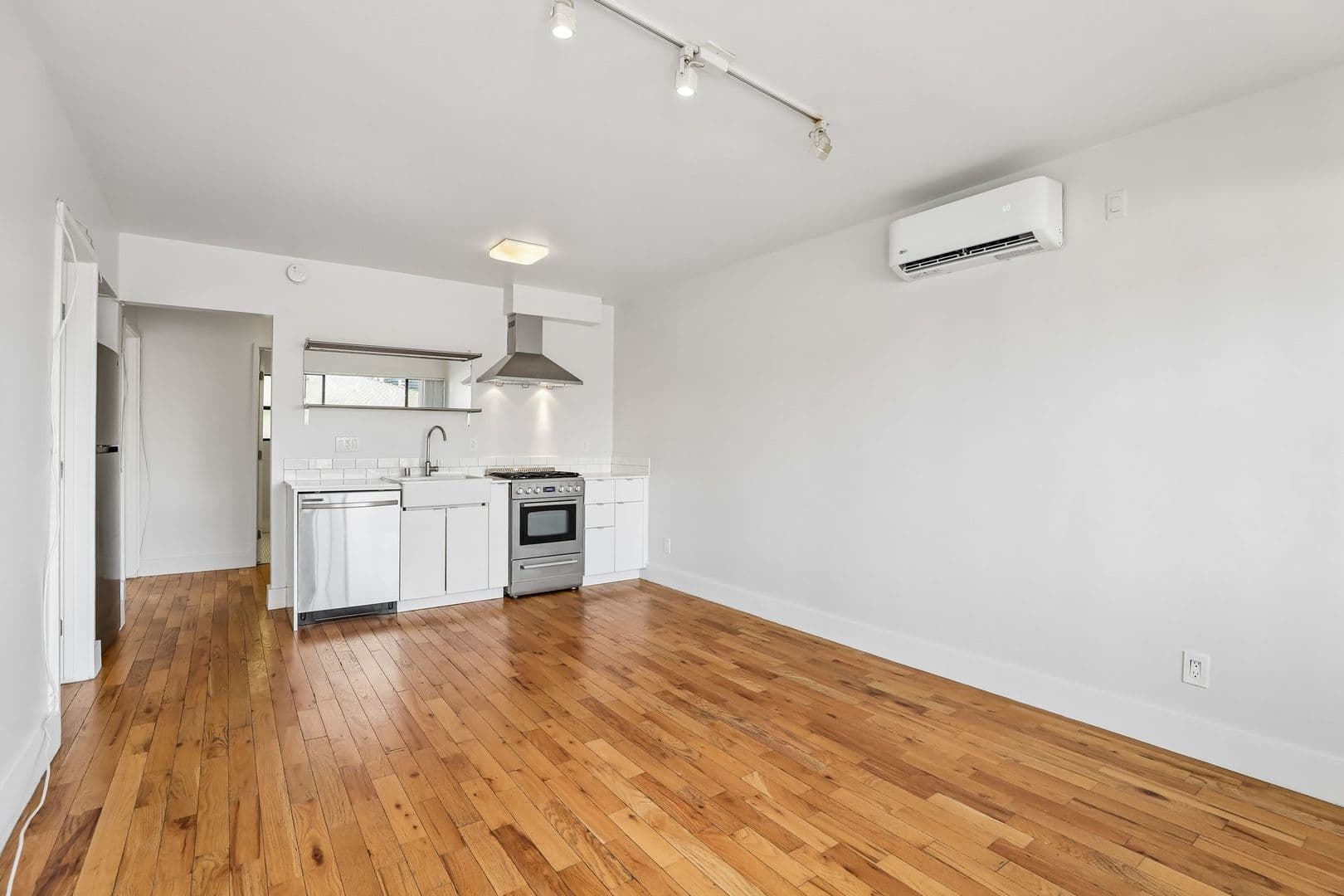 LOS ANGELES Apartment: 832 N. BEAUDRY AVE.