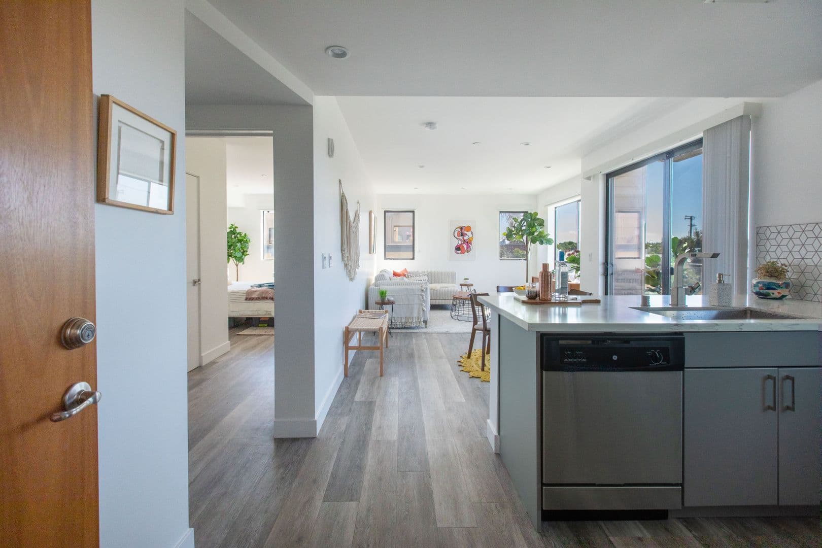 LOS ANGELES Apartment: 5012 S. SLAUSON AVENUE
