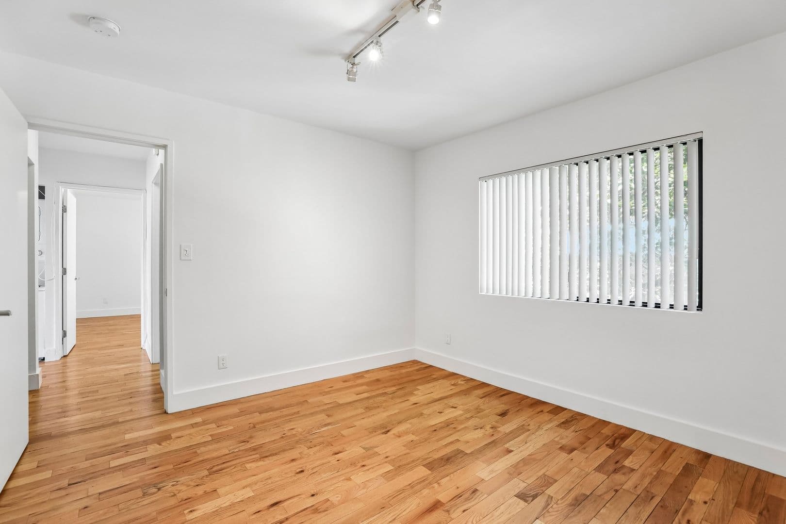 LOS ANGELES Apartment: 832 N. BEAUDRY AVE.