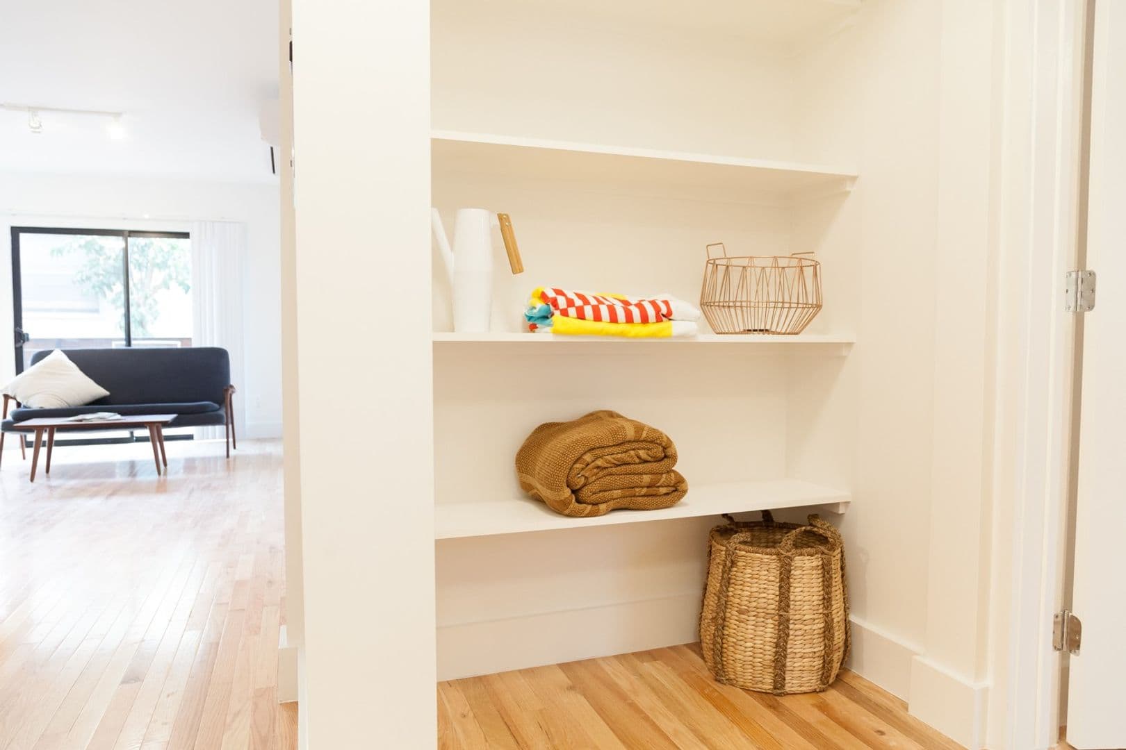 LOS ANGELES Apartment: 832 N. BEAUDRY AVE.