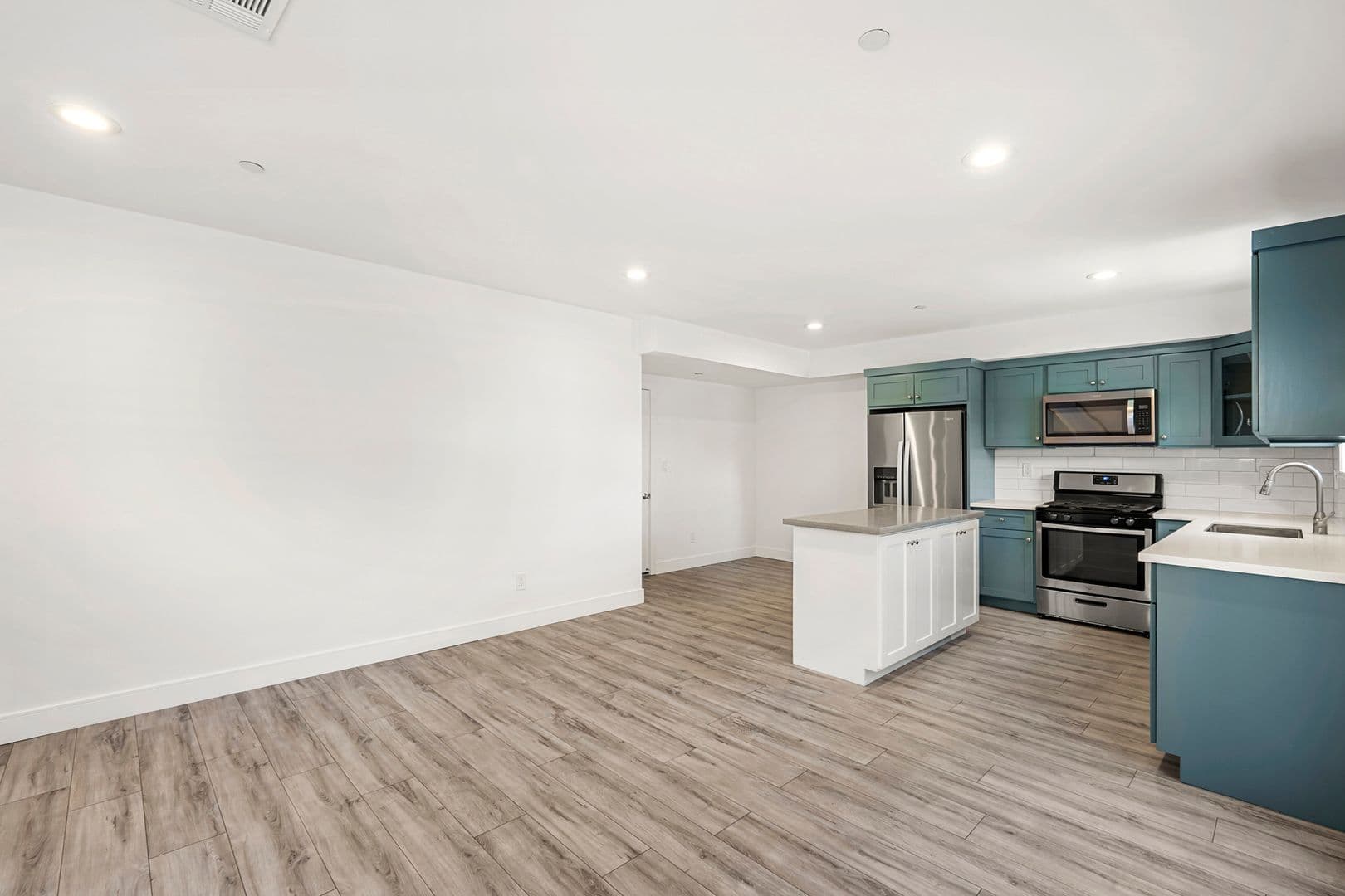 LOS ANGELES Apartment: 2414 S WEST VIEW ST