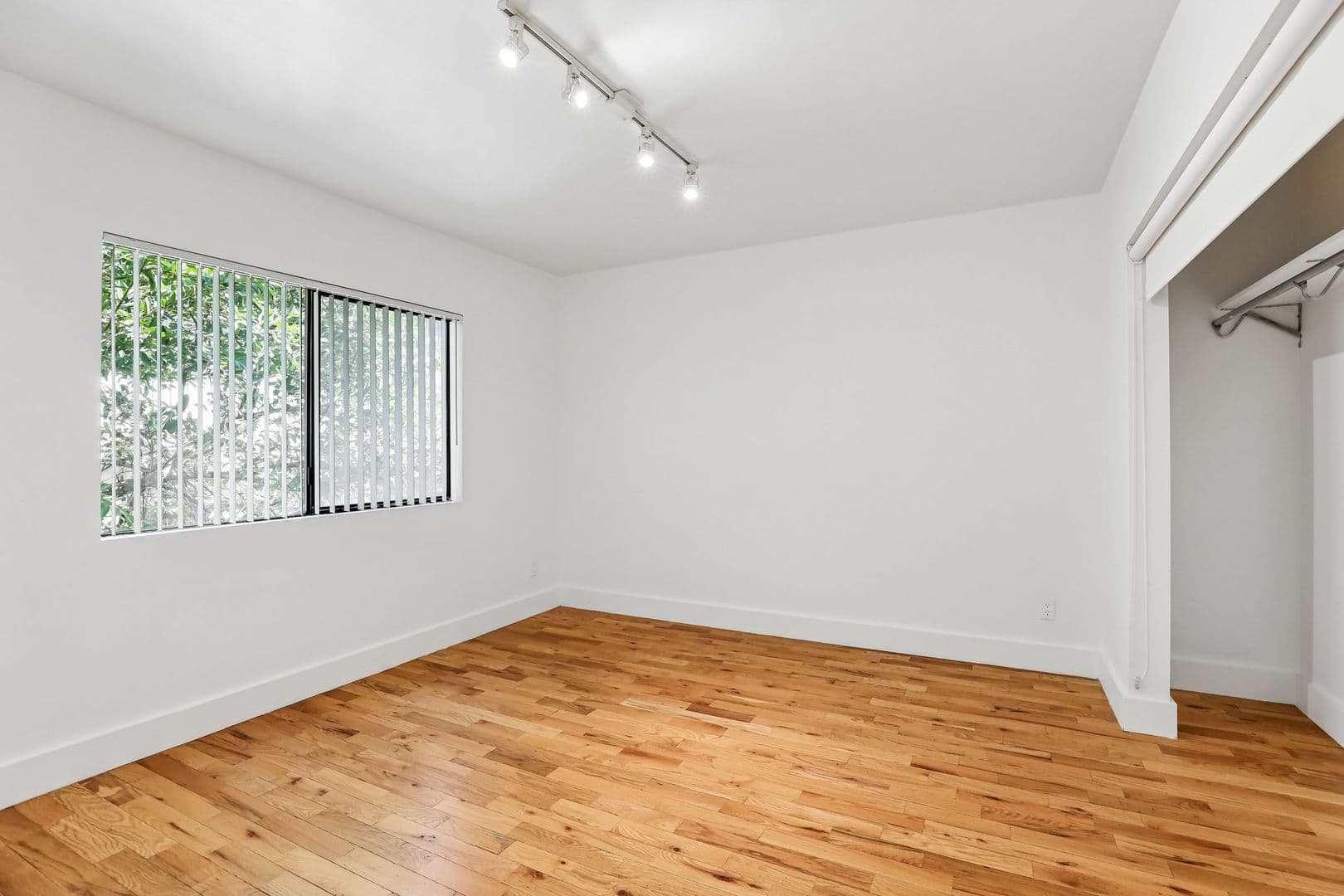 LOS ANGELES Apartment: 832 N. BEAUDRY AVE.