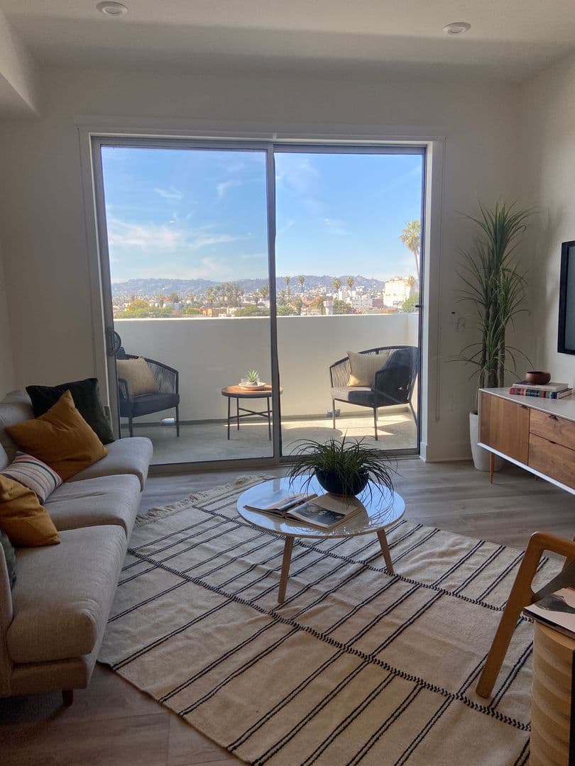 LOS ANGELES Apartment: 139 S. OCCIDENTAL BLVD