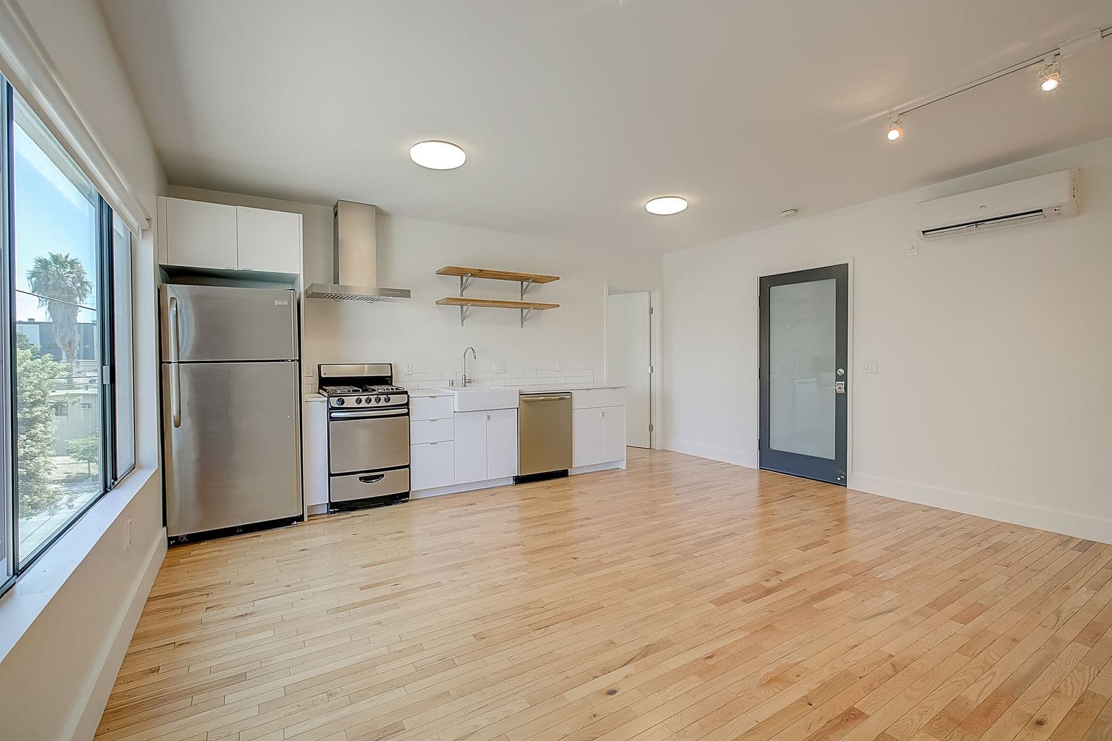 LOS ANGELES Apartment: 306 N. BONNIE BRAE ST.