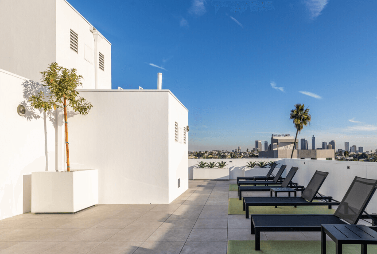 LOS ANGELES Apartment: 139 S. OCCIDENTAL BLVD