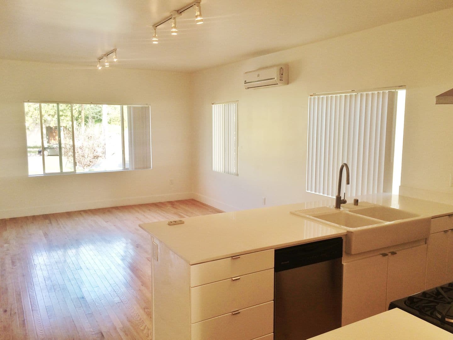 LOS ANGELES Apartment: 865 N. HOOVER ST.