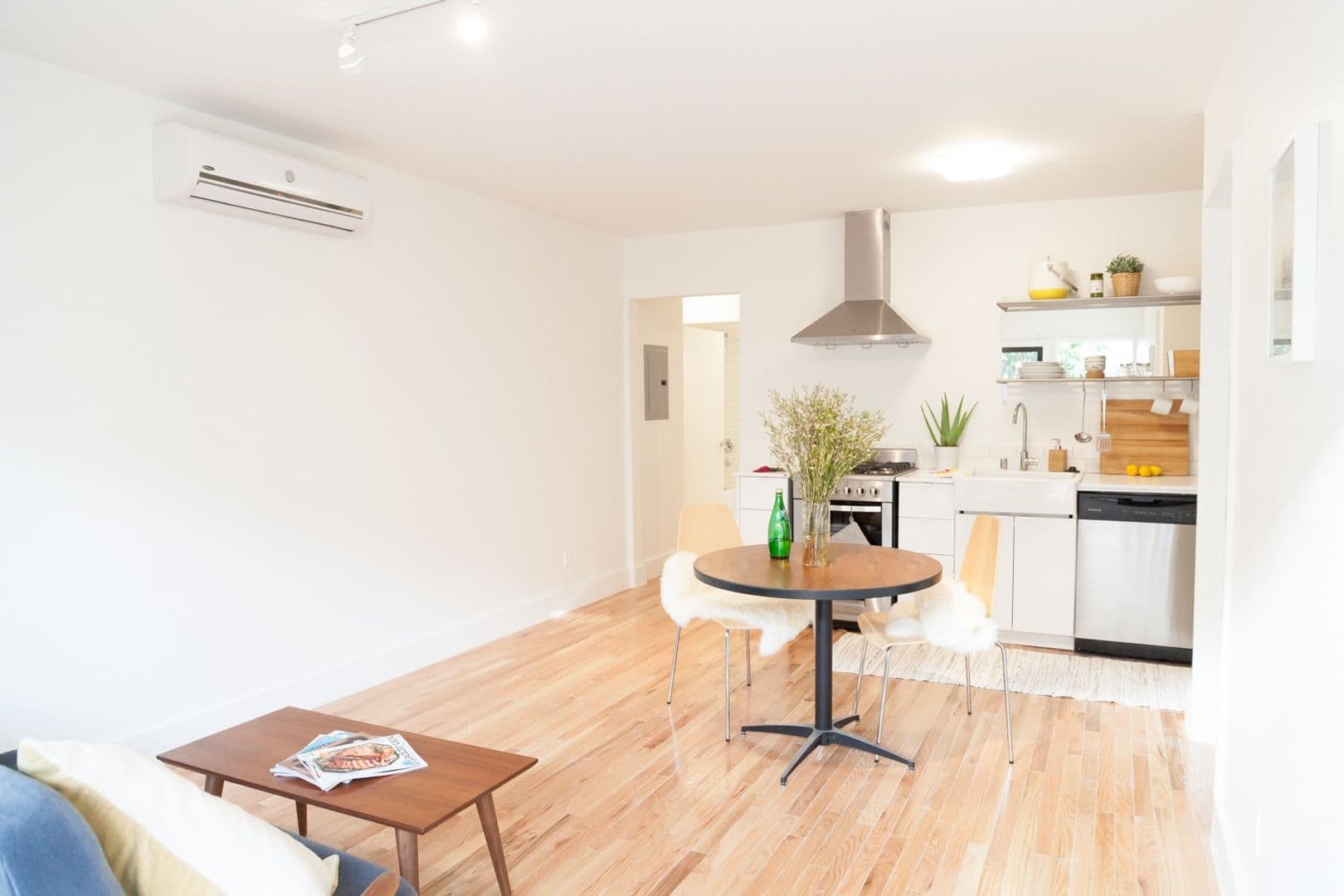 LOS ANGELES Apartment: 832 N. BEAUDRY AVE.