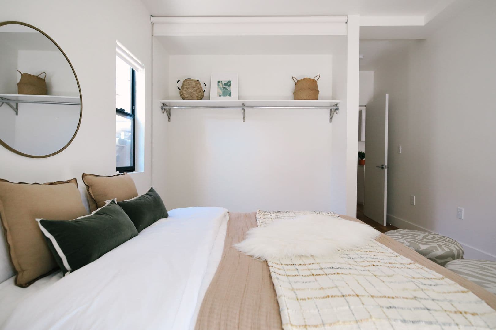 LOS ANGELES Apartment: 1033 N CORONADO ST.