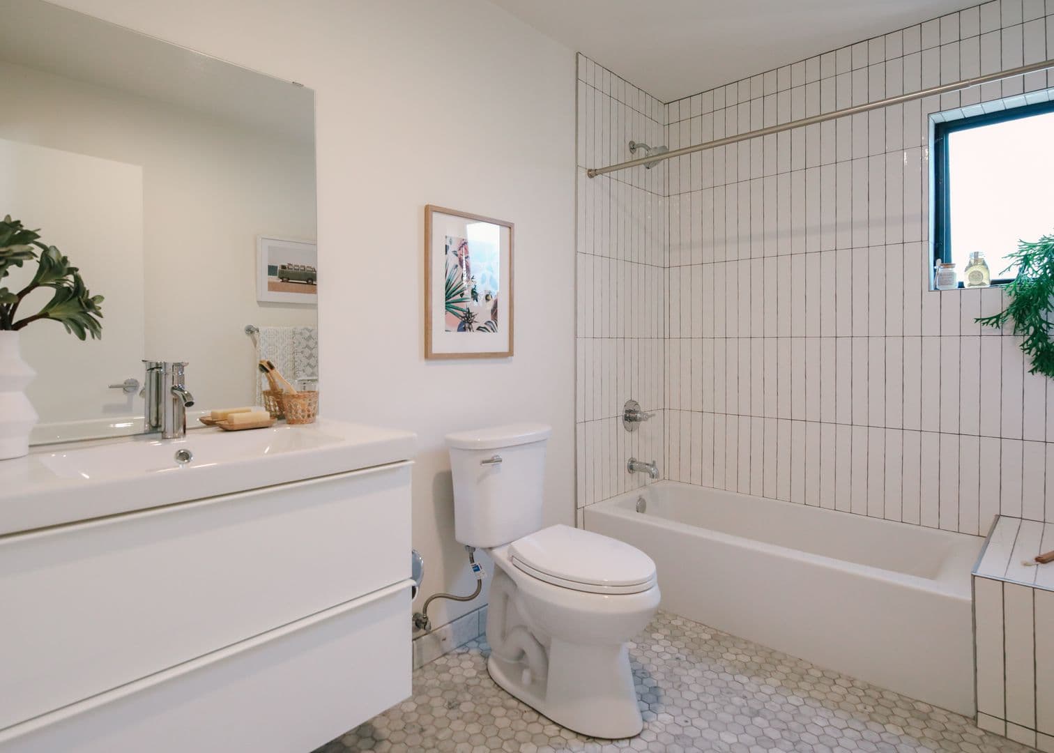 LOS ANGELES Apartment: 1033 N CORONADO ST.