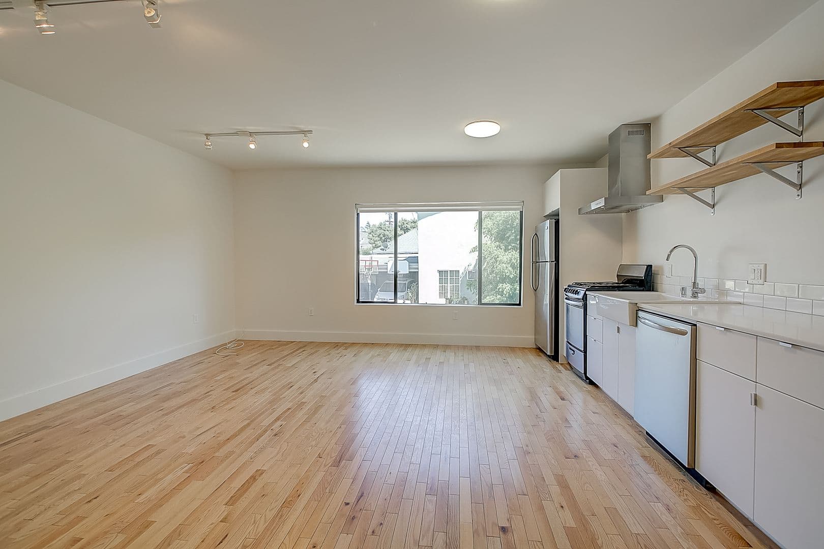 LOS ANGELES Apartment: 306 N. BONNIE BRAE ST.