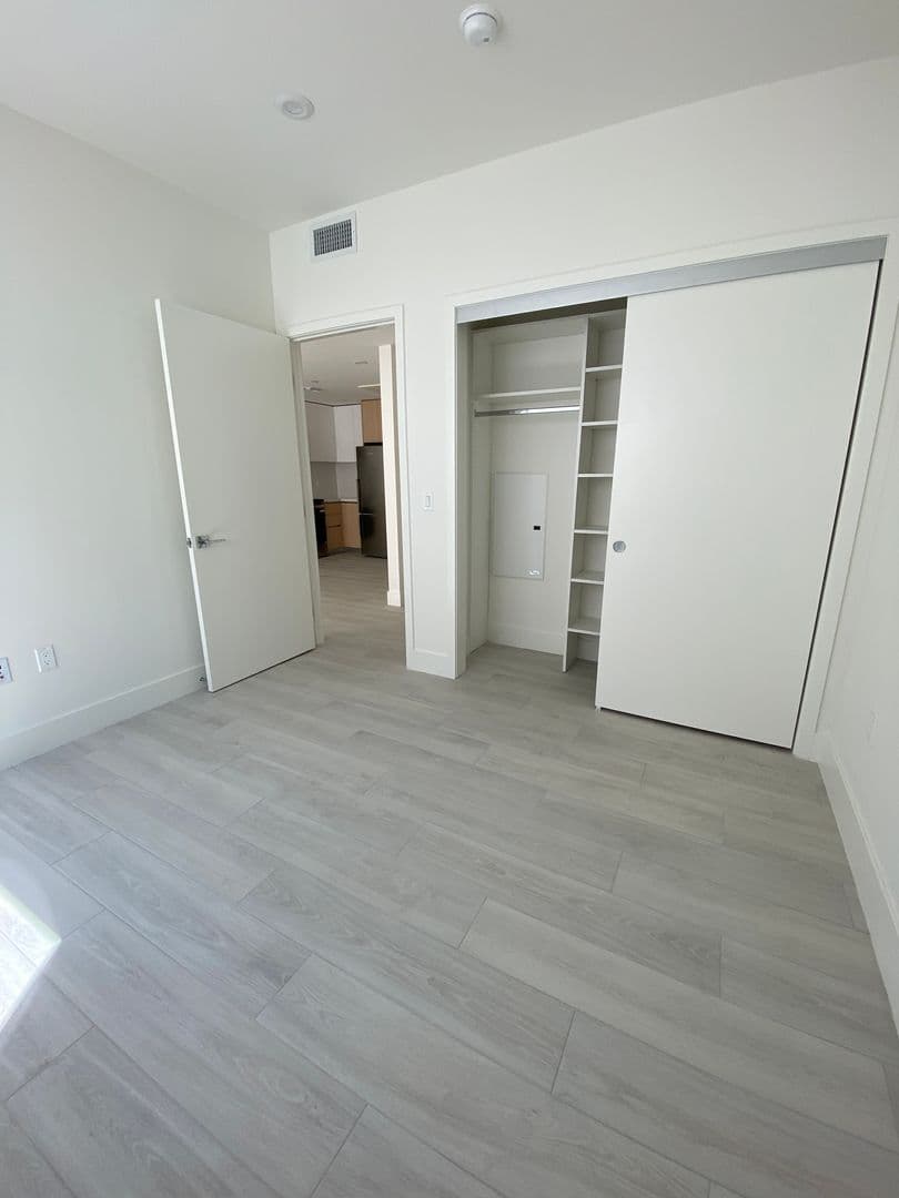 LOS ANGELES Apartment: 139 S. OCCIDENTAL BLVD