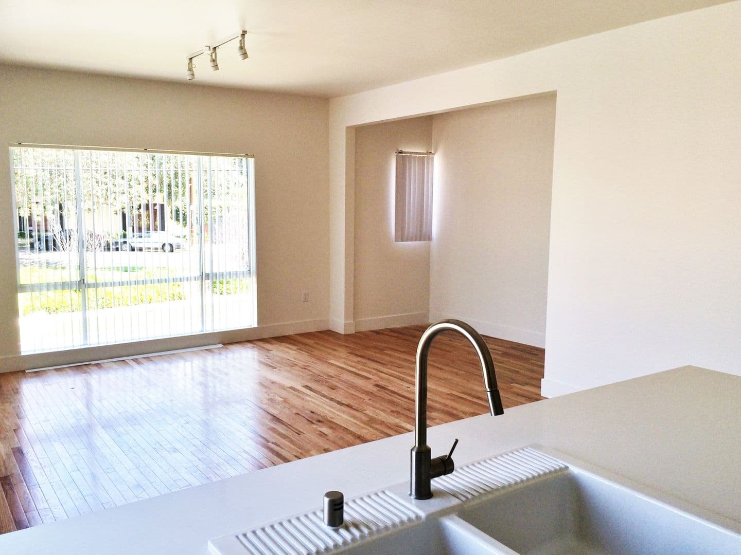 LOS ANGELES Apartment: 865 N. HOOVER ST.